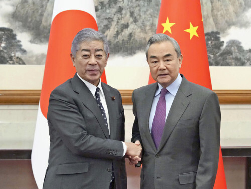 中国の王毅外相（右）と握手する岩屋外相（２５日、北京の釣魚台国賓館で）＝大原一郎撮影