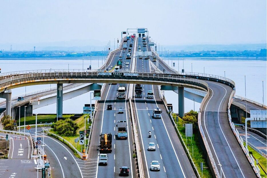 1997年に開通した東京湾アクアライン（画像：写真AC）