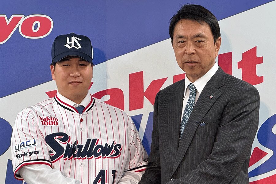 入団会見で握手をかわしたヤクルト・矢崎拓也（左）と小川淳司GM【写真：町田利衣】