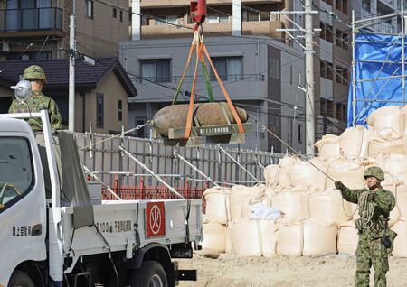 名古屋市東区の建物解体現場で回収される不発弾＝12月15日（写真：共同通信社）