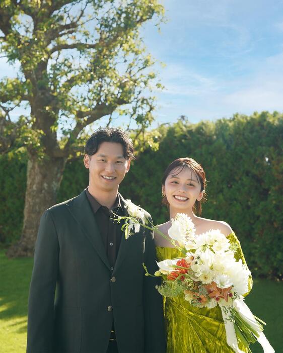 結婚を発表した巨人吉川尚輝と足立佳奈（本人提供）