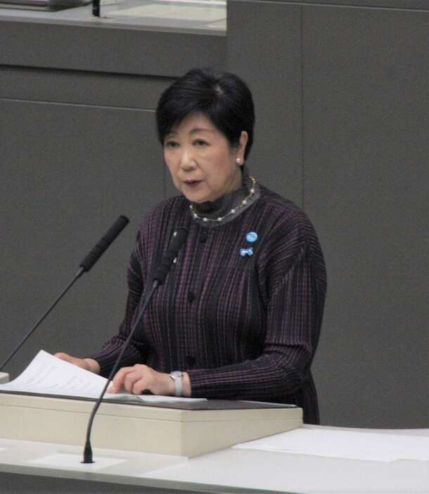 東京都議会定例会で、所信表明する小池百合子知事＝3日午後、東京都新宿区