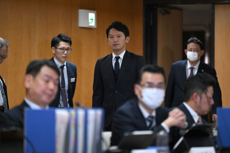 兵庫県議会調査特別委員会の証人尋問に臨む斎藤元彦知事（中央）＝神戸市中央区で2024年12月25日午後3時、久保玲撮影