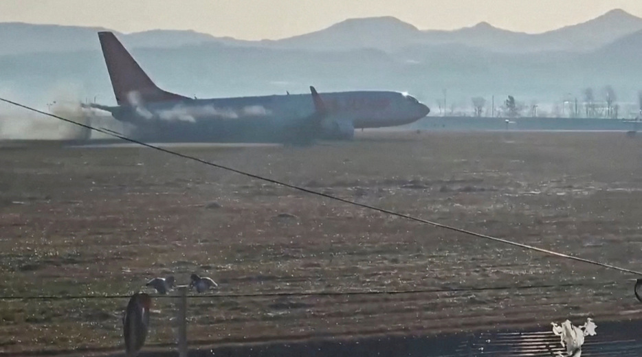 韓国・務安（ムアン）国際空港で旅客機が着陸時に炎上して乗客乗員１７９人が死亡した事故で１２月３０日、専門家の間からは鳥が衝突するバードストライクが原因とする当局の説明を疑問視する声が多く上がっている。２９日撮影の動画より取得。Lee Geun-young/via REUTERS（２０２４年　ロイター）