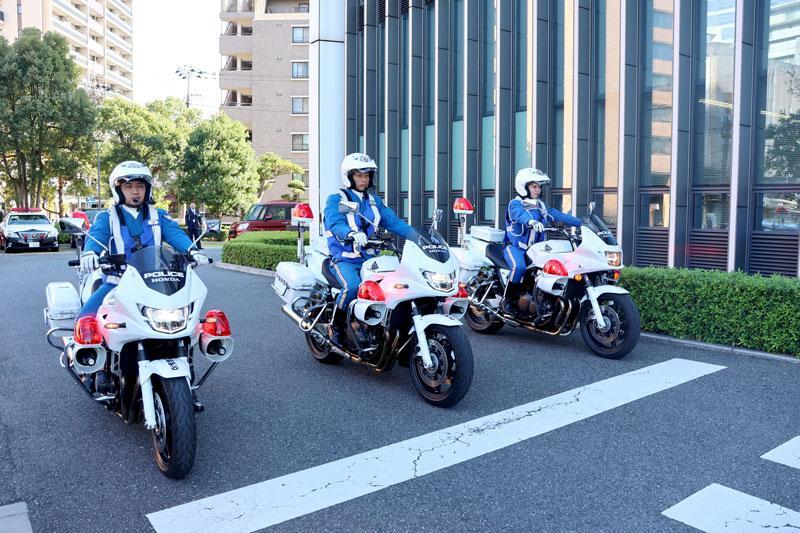 表彰後、白バイに乗って整列する隊員たち＝千葉市中央区の県警本部