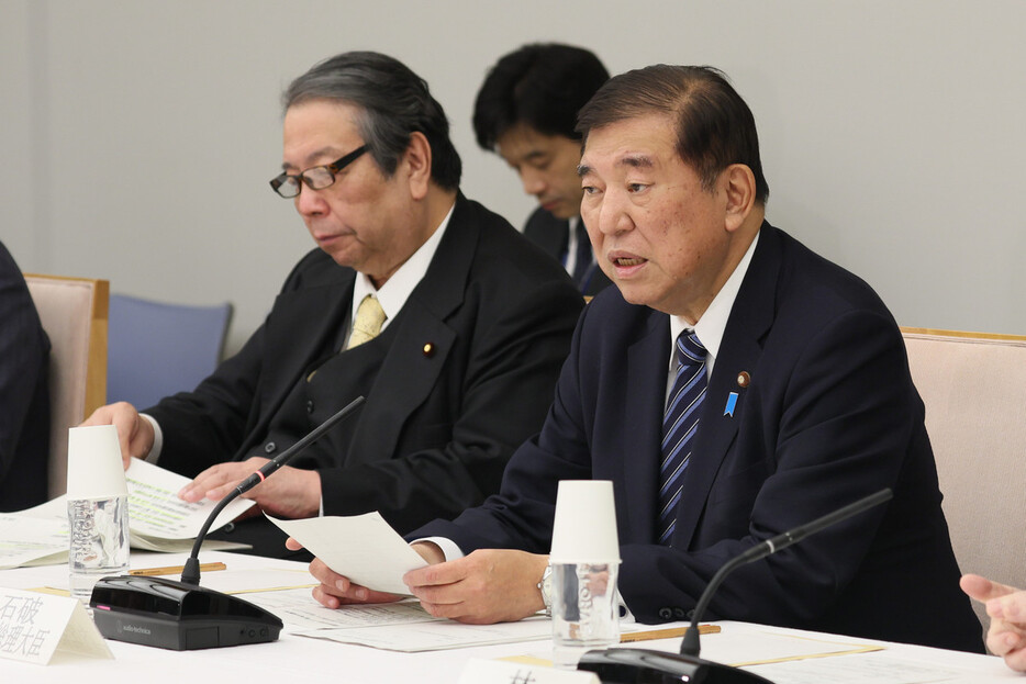 「国と地方の協議の場」で発言する石破茂首相（右）＝１７日午後、首相官邸