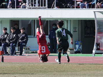 アクロバティックなロングスローを見せる高知・西森（撮影・西海健太郎）