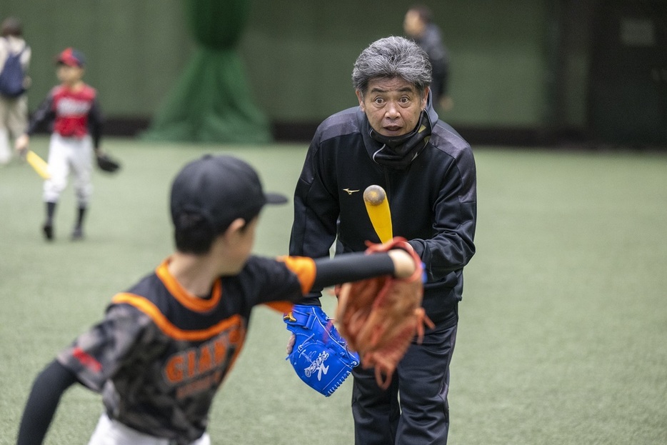 真剣なまなざしで指導する工藤公康氏（撮影・辰根東醐）