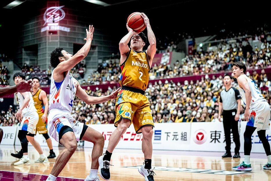 【川崎―茨城】第４クオーター、シュートを打つ川崎・小針＝川崎市とどろきアリーナ（（C）Ｂ．ＬＥＡＧＵＥ）