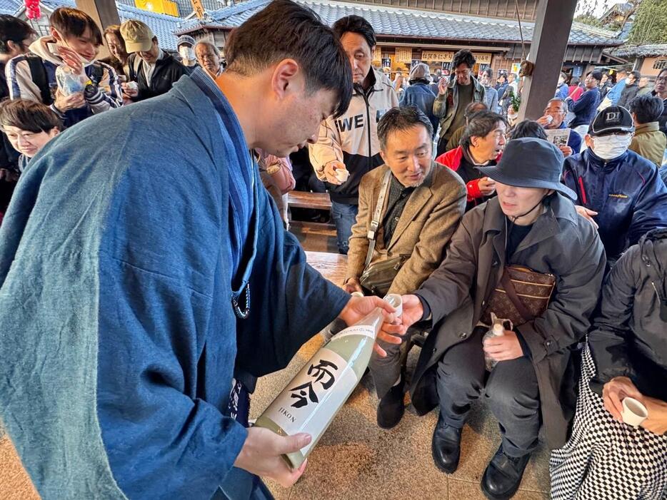 伊勢・おかげ横丁で「新酒祭」　県内外50蔵超の日本酒飲み比べに1000人が酔う