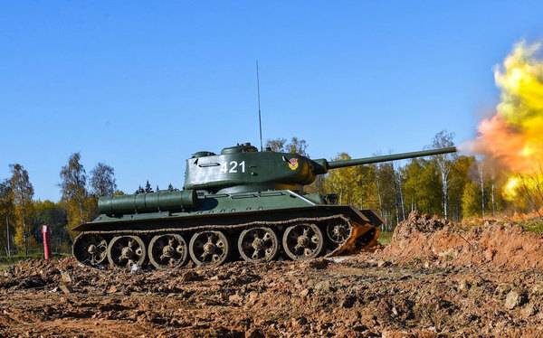 砲撃を行うT-34（画像：ロシア国防省）。