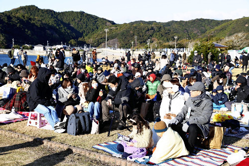 「カイロス」２号機の打ち上げを待つ人たち（１４日午前、和歌山県串本町で）＝吉野拓也撮影