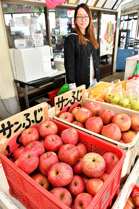 赤く色づき丸々と育ったリンゴが店頭に並んでいる＝東根市関山