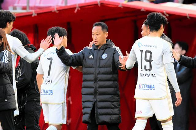 試合後、選手らとタッチを交わす町田の黒田剛監督=内田光撮影