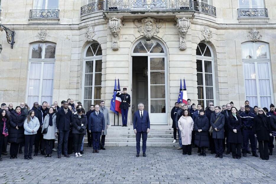 仏パリにあるマティニョンホテルで、サイクロン・チドの犠牲者を悼んで黙とうするフランソワ・バイル首相（中央、2024年12月23日撮影）。【翻訳編集】 AFPBB News