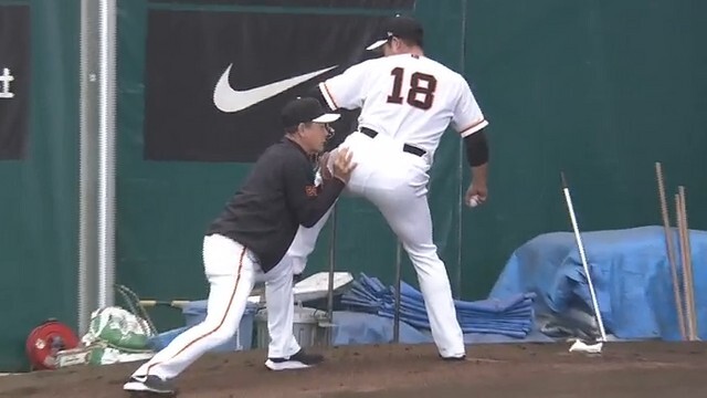 菅野智之投手に指導をする久保コーチ