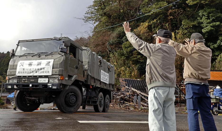 石川県珠洲市大谷地区での陸上自衛隊の支援活動が終了し、車両を手を振って見送る住民＝17日午前