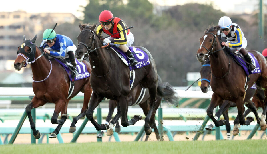 北村友一騎手騎乗のクロワデュノール（中）が直線抜け出し、勝利。２着ジョバンニ（右）、３着ファウストラーゼン（左）が続いた（カメラ・高橋　由二）