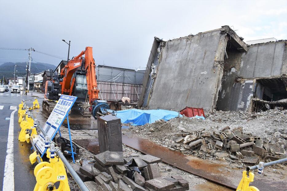 居酒屋「わじまんま」の跡地。倒壊した五島屋ビルは3階以上の公費解体が完了した=石川県輪島市で2024年12月17日午前11時41分、安西李姫撮影