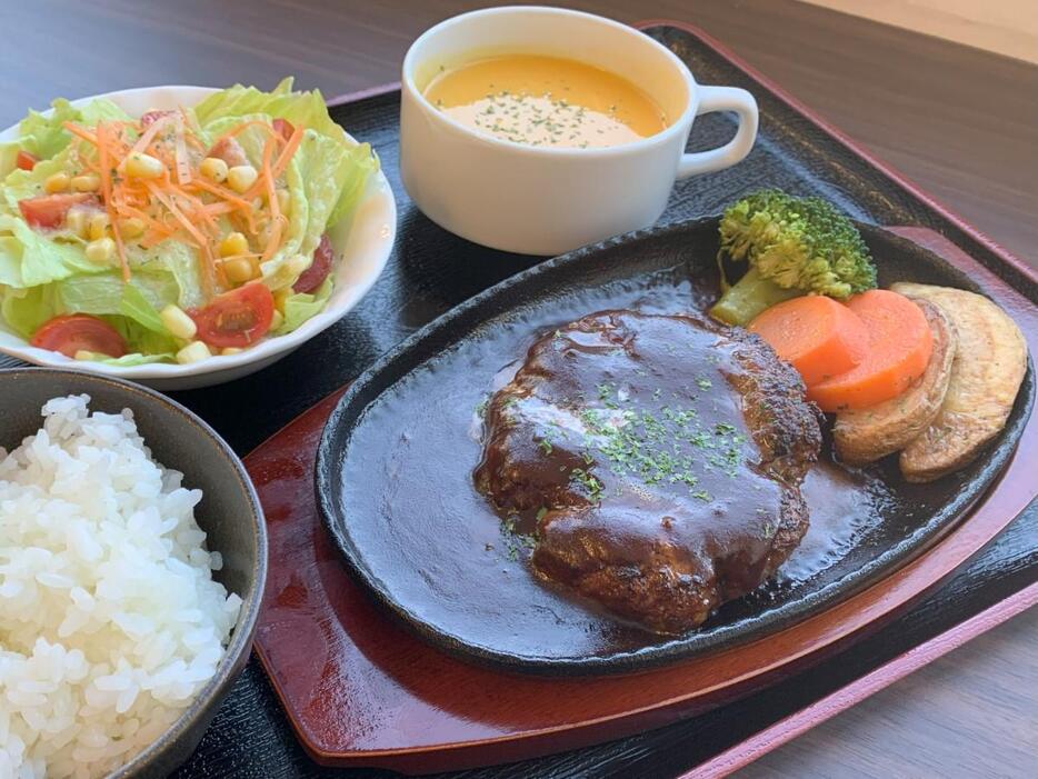 「Cafe de 一休」の看板メニュー「合いびきハンバーグ」　