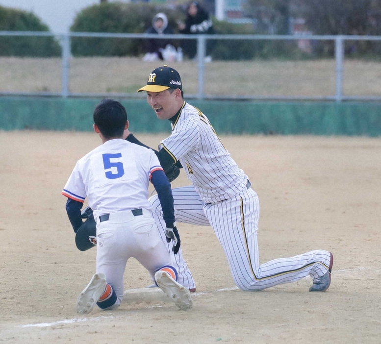 ＜阪神・岩崎　野球教室＞　1打席対決で勝利し、対決した子どもにガッツポーズの岩崎　（撮影・後藤　大輝）