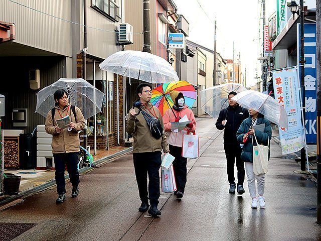 内川近くの商店街を歩き、昔ながらのまち並みを楽しんだ＝射水市中央町