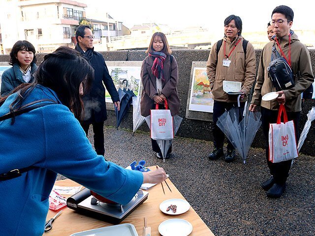 アジの干物を味わう参加者＝射水市本町３丁目