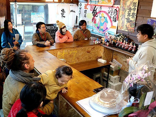 ＯＷＡＴＯＣＯで店主の五十嵐さん（右）から祭礼の魅力について話を聞いた