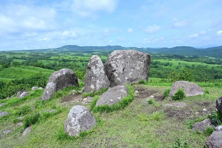 人工的に積まれた巨石群が残る山頂付近