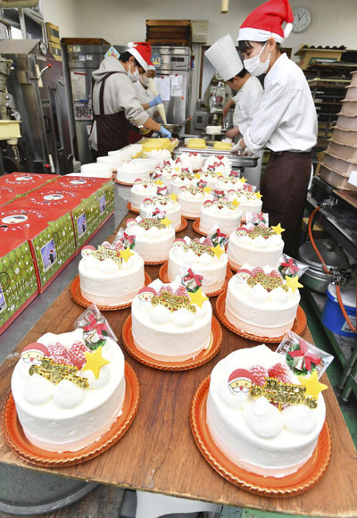 ピークを迎えているクリスマスケーキ作り＝23日午前、福島市・菓匠清泉堂