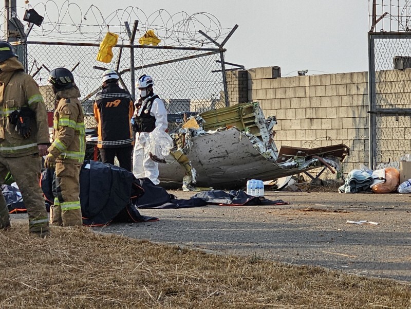 事故で大破した飛行機の残骸＝韓国南西部の全羅南道務安郡で2024年12月29日、日下部元美撮影