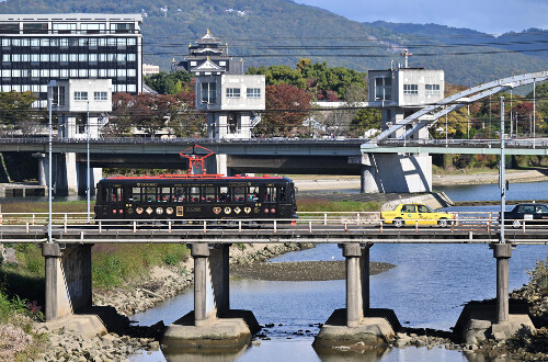 【撮影データ】東山線小橋電停付近（岡山市中区）▽撮影日時・２０２４年１１月１９日午前１０時▽レンズ・７０―２００ミリズーム▽ＩＳＯ感度２００▽シャッター速度２５００分の１秒▽絞りＦ４