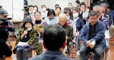 災害対策について、県職員に注文する住民ら＝１３日、国頭村・比地区公民館