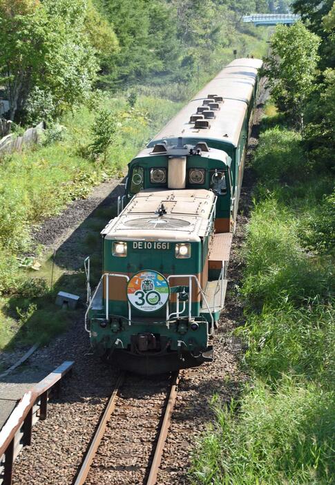 釧網線の「くしろ湿原ノロッコ号」＝2019年9月、北海道釧路町