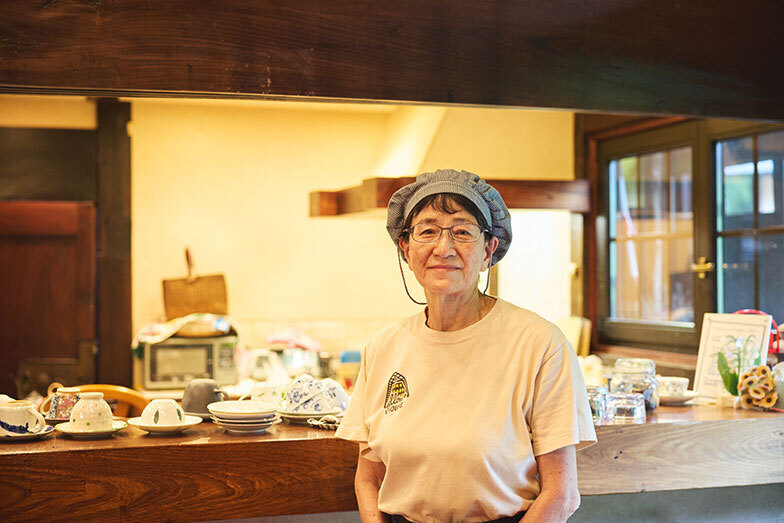 イエローハウスのオーナー、吉田えり子さん。カフェの運営は友達が代わる代わる東京方面からやってきて、手伝ってくれるそう。取材日は吉田さんのお孫さんもお手伝いに来ていた（撮影／中田洋介）