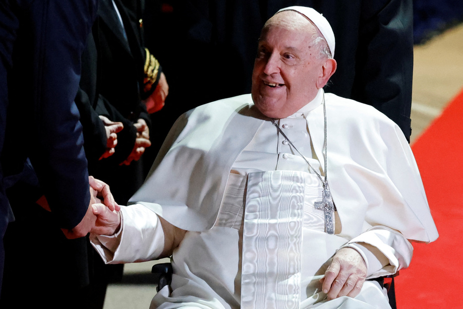 　１２月１８日、ローマ教皇フランシスコが教皇（写真）として２０２１年に初めて訪問したイラクで、自爆攻撃未遂の標的になっていたことが分かった。写真は１５日、フランスのアジャクシオでの代表撮影（２０２４　ロイター）