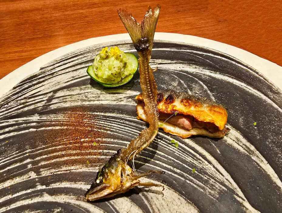 魚醤に漬けた鮎の干物に東京軍鶏のパテをはさんで