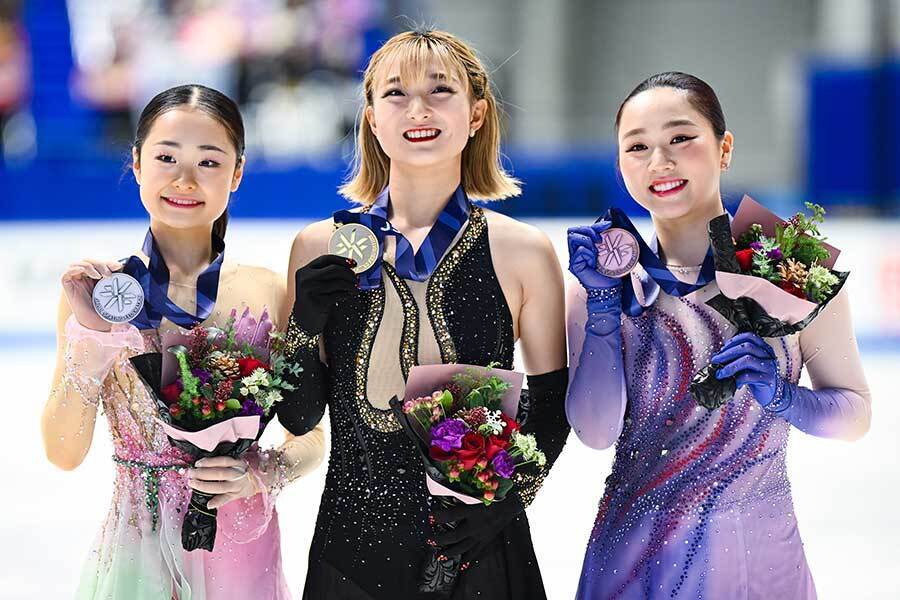 全日本フィギュアで表彰台に上がった島田と坂本と樋口（左から）【写真：中戸川知世】