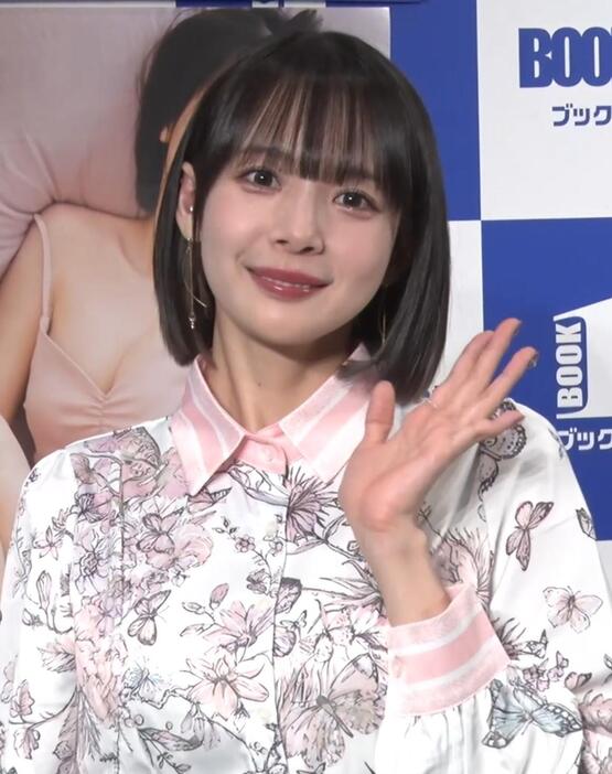 「岡田紗佳 2025年カレンダー」の発売記念イベントに登場した岡田紗佳さん