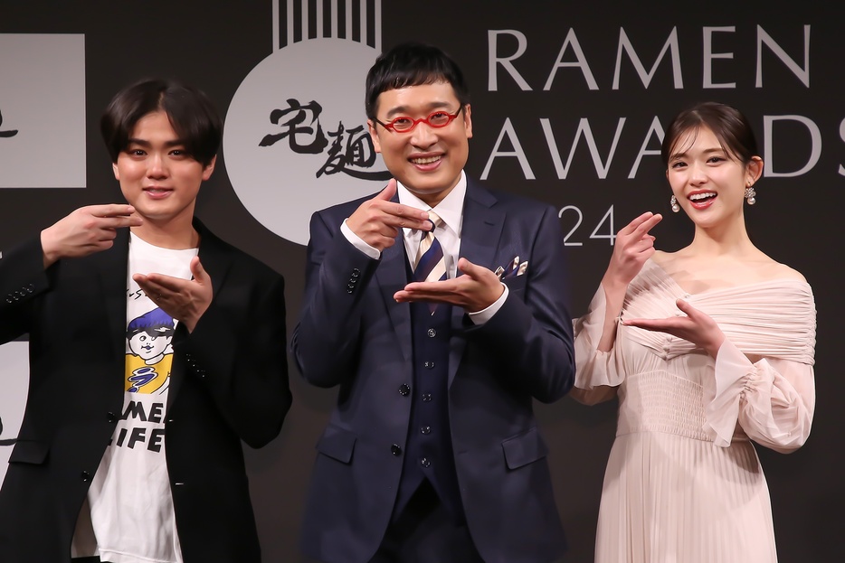 「Takumen Ramen Awards 2024」授賞式に出席したSUSURU、山里亮太、松村沙友理(写真左から)