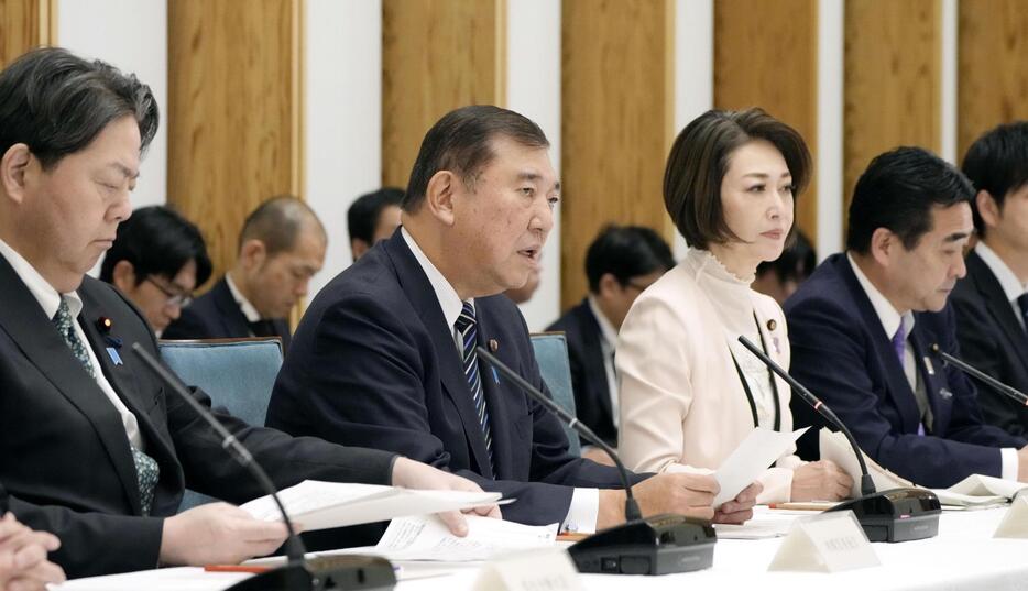 共生社会の実現に向けた対策推進本部の会合であいさつする石破首相（左から2人目）＝27日午前、首相官邸