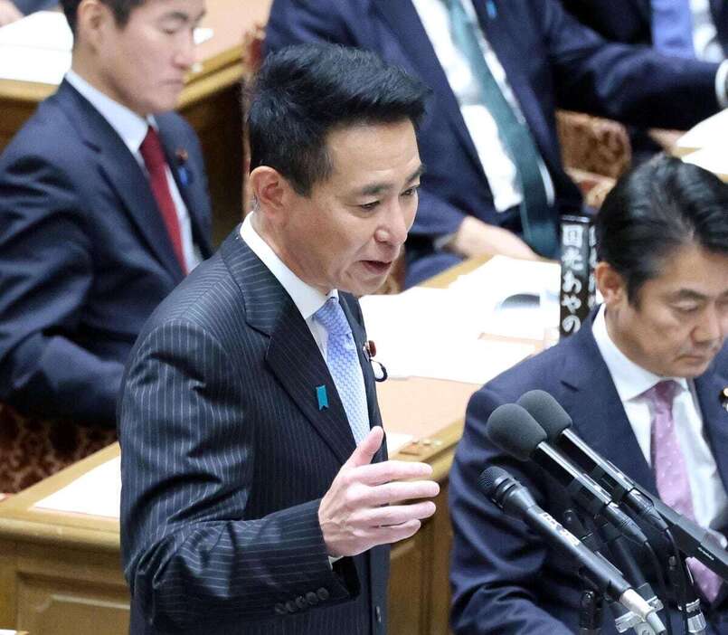 衆院予算委員会で質問する日本維新の会の前原誠司共同代表＝11日午前、国会内（春名中撮影）