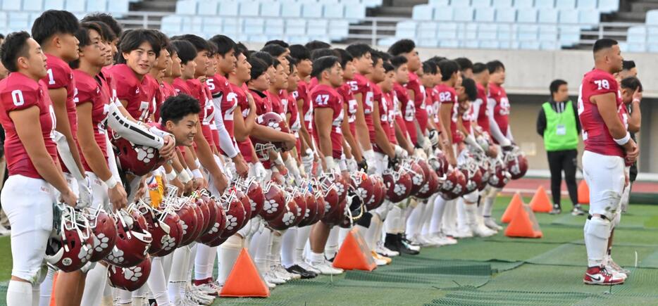 　早大に勝利し、整列する立命大の選手たち（撮影・北村雅宏）