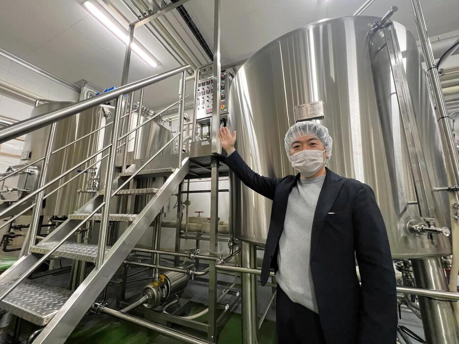 網走ビールが新設した2キロリットルの仕込み釜。長岡拓児社長は輸出増など販路拡大を目指す