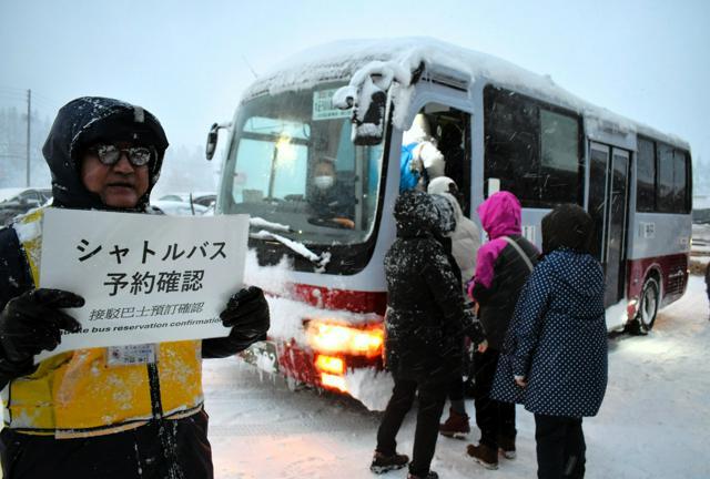 シャトルバスに乗り込む外国人観光客ら=2024年12月23日、山形県尾花沢市、高橋昌宏撮影