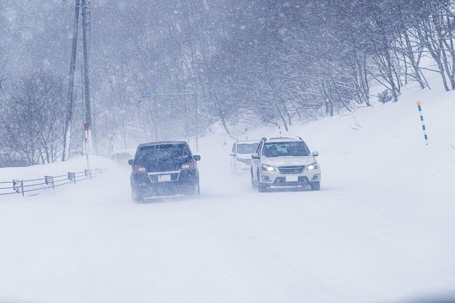 雪道というと、4WDが強い、というイメージがあるが、圧雪された平坦路での制動距離は、FFでもFRも4WDも、ほぼ差はない