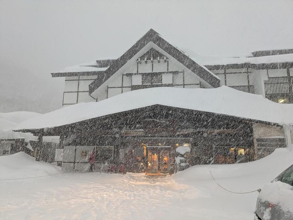 吹雪く酸ヶ湯温泉（12月23日17時ころ撮影）