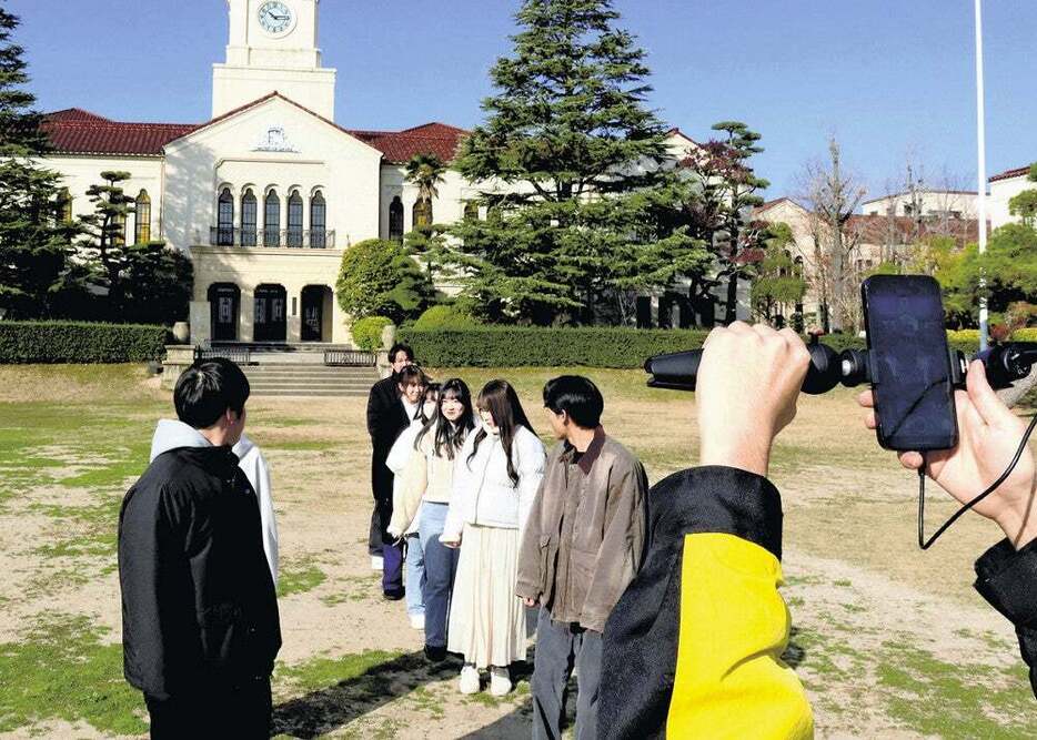 大学キャンパスでクイズに答える学生ら（兵庫県西宮市で）