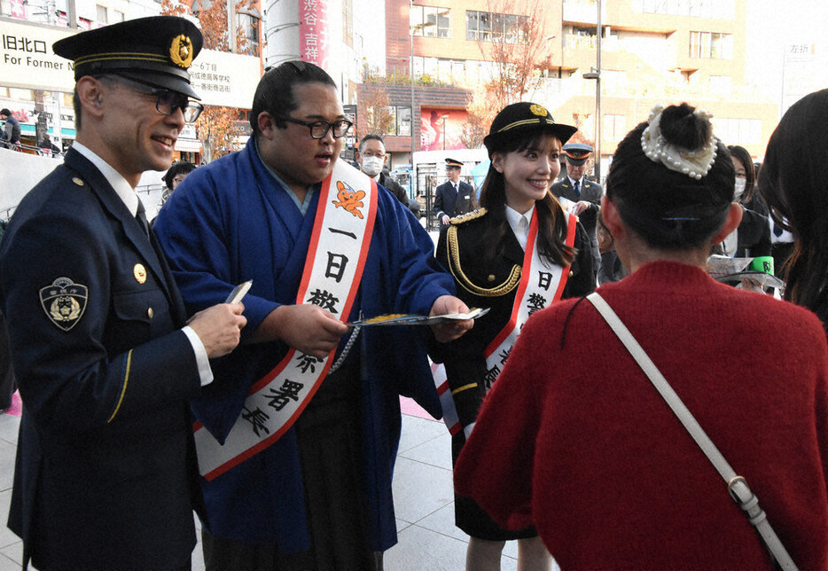 闇バイトの参加防止を呼び掛ける（左から）北沢署の寺野彰署長、生田目関と山根千佳さん＝世田谷区北沢２で、菅健吾撮影