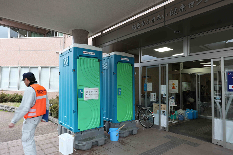 政府は１３日、１月に発生した能登半島地震を踏まえ、避難所の運営指針を改定した。被災地などで最低限守るべき指標を定めた国際基準を取り入れ、「トイレは２０人に１基」などと明記＝１月５日、石川県輪島市